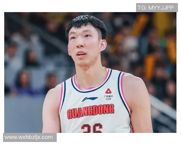 周琦眼部手术后回家休养与孩子共享快乐时光在球场玩耍